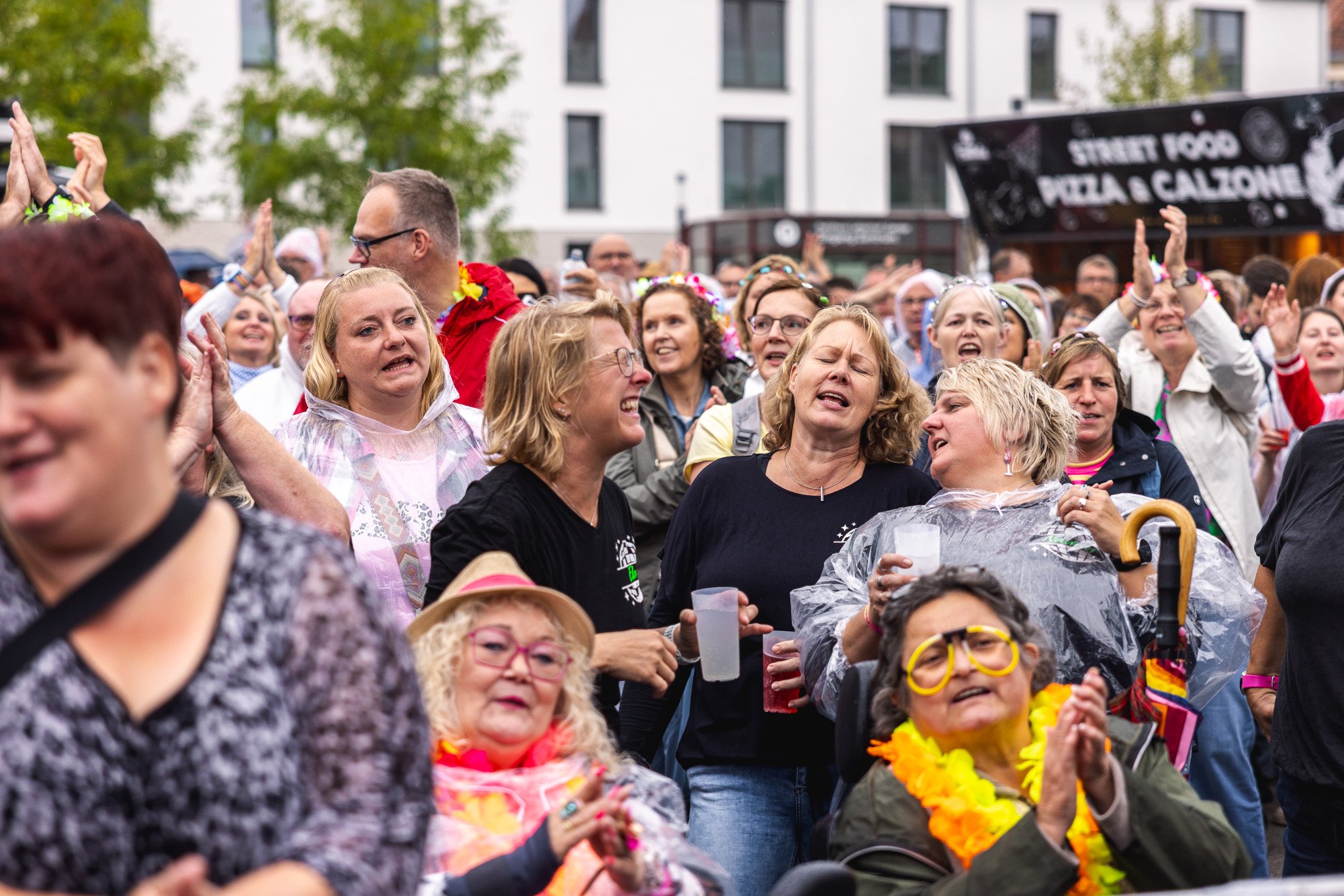 Publikum singt und klatscht mit