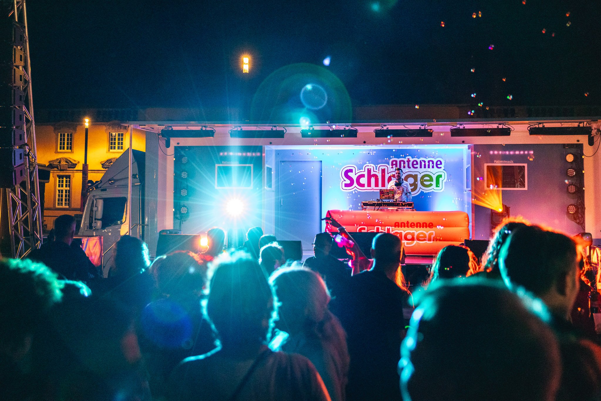 Nachtparty vor der Bühne, DJ und Lichteffekte