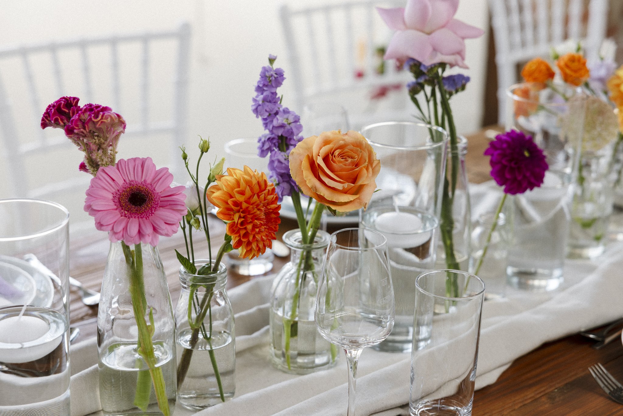 Blumen in kleinen Vasen auf der Tafel