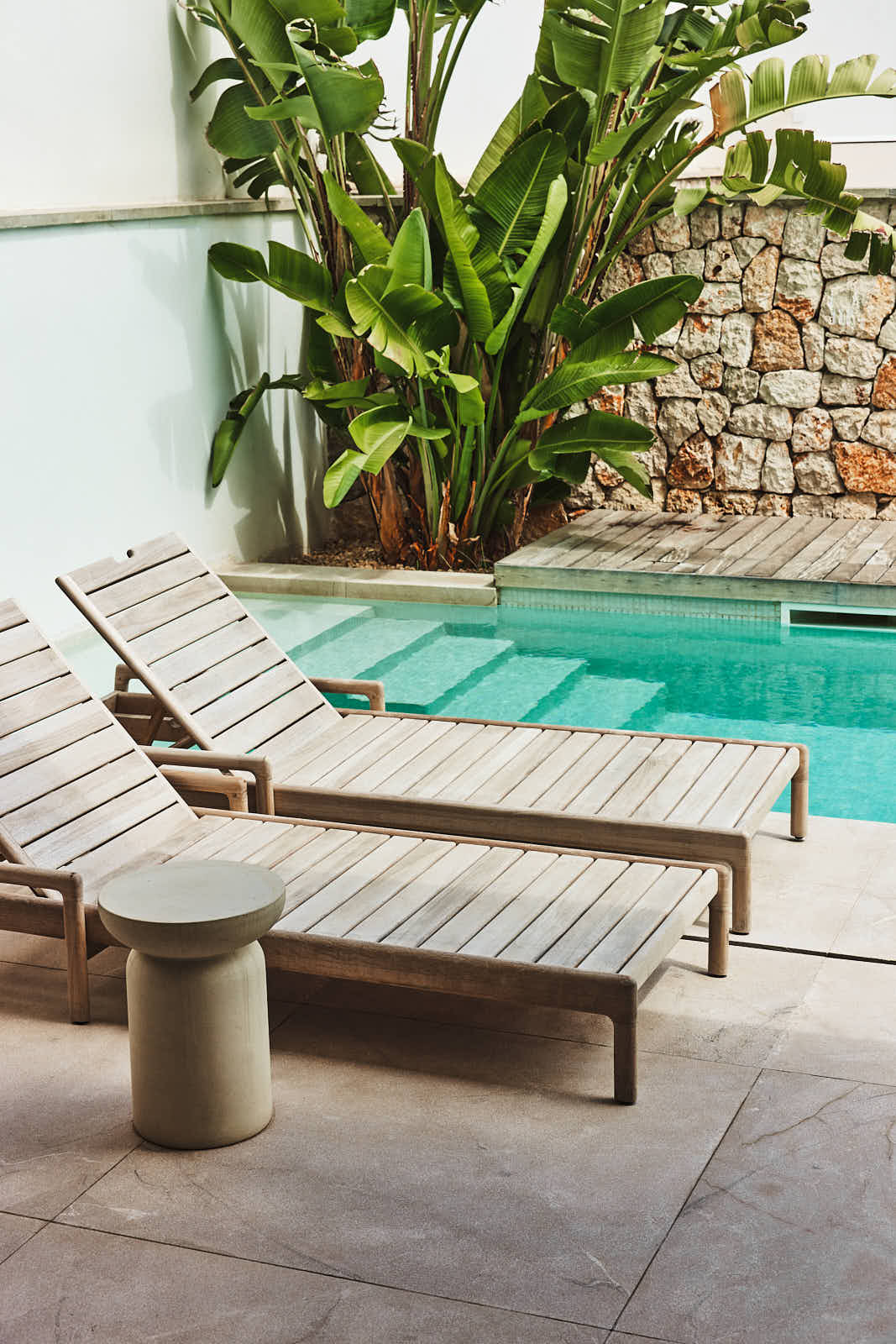 Sonnenliegen am Pool einer Villa auf Mallorca