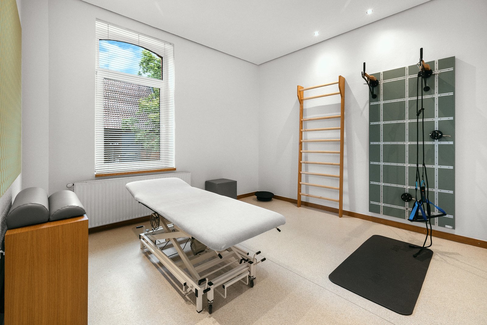 Behandlungsraum mit Liege und Sprossenwand