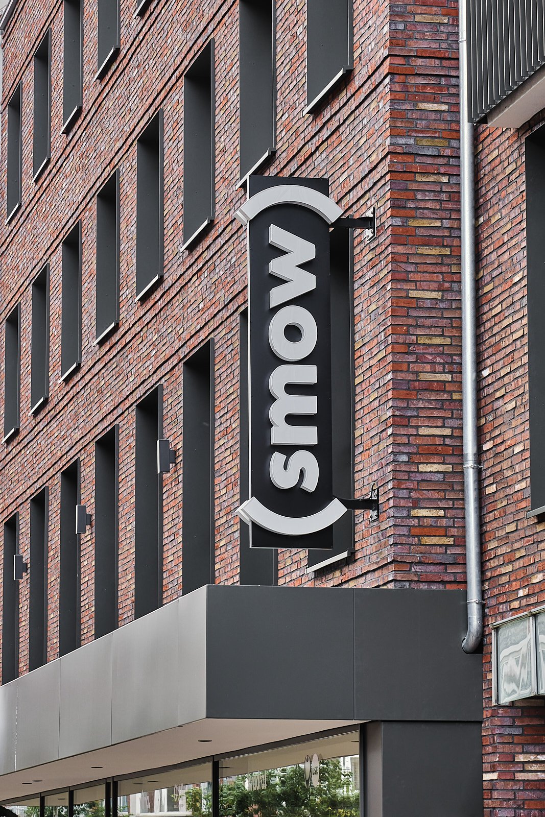 smow-Schild an der Klinkerfassade