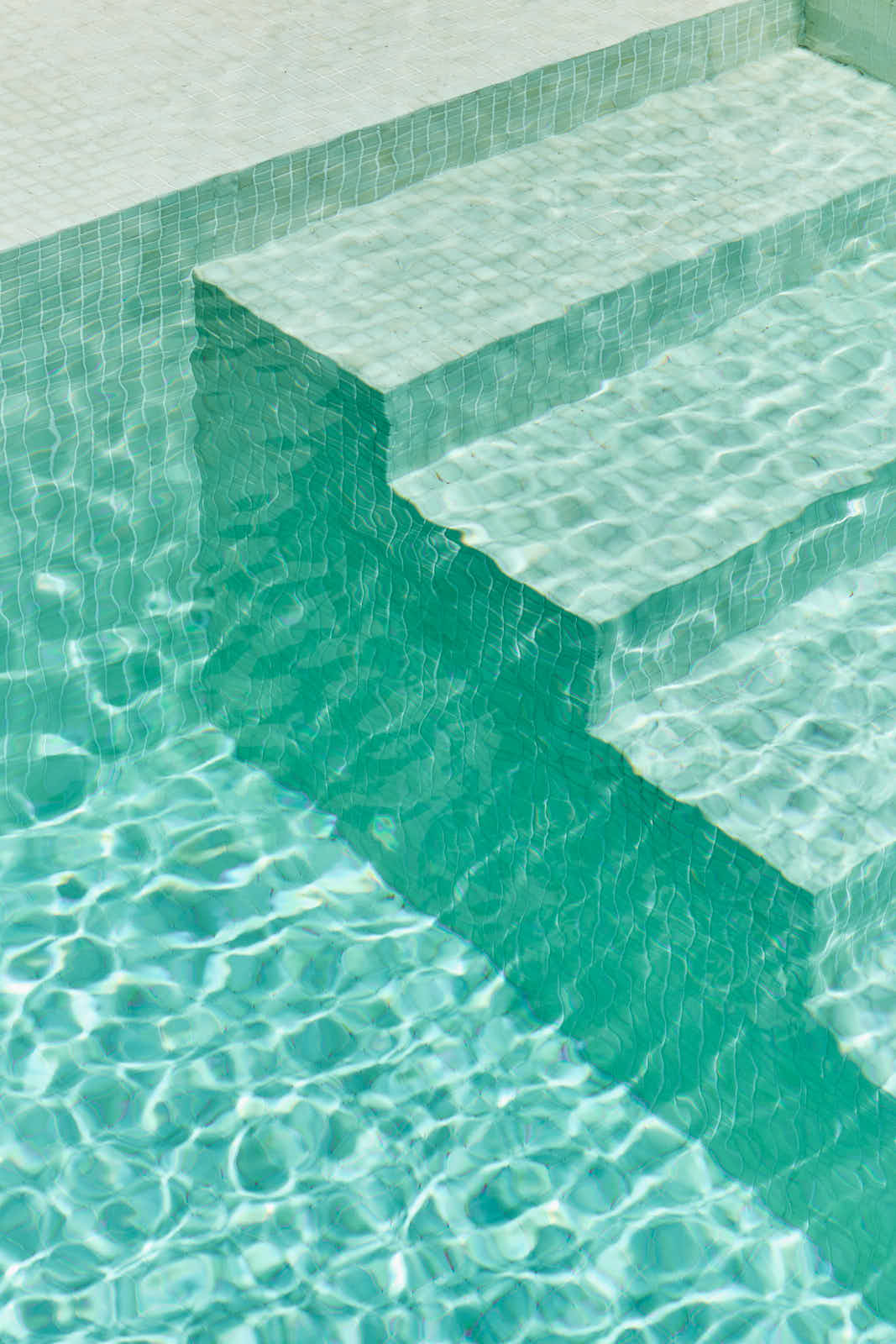 Poolstufen im türkisen Wasser