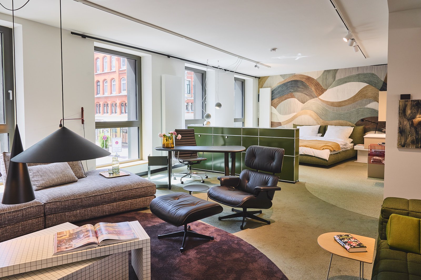 Showroom mit Lounge Chair und Bett