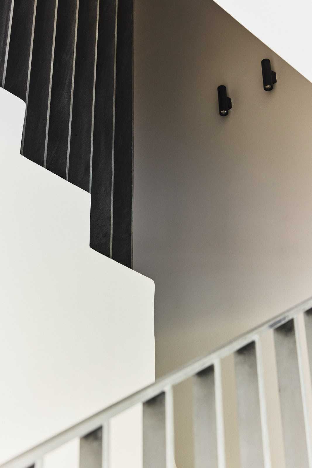 Treppe mit weißem Geländer