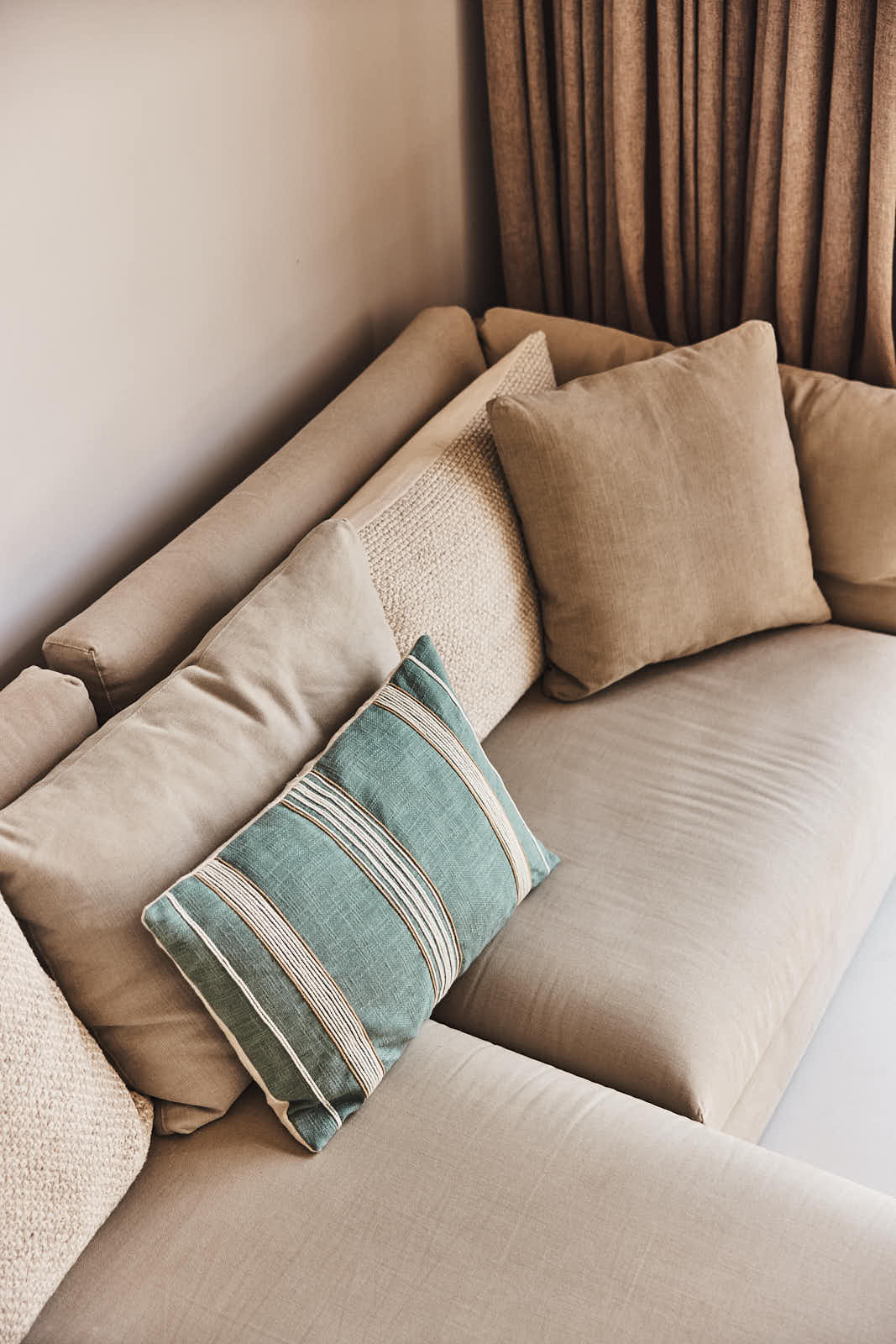Sofa mit Kissen am Fenster