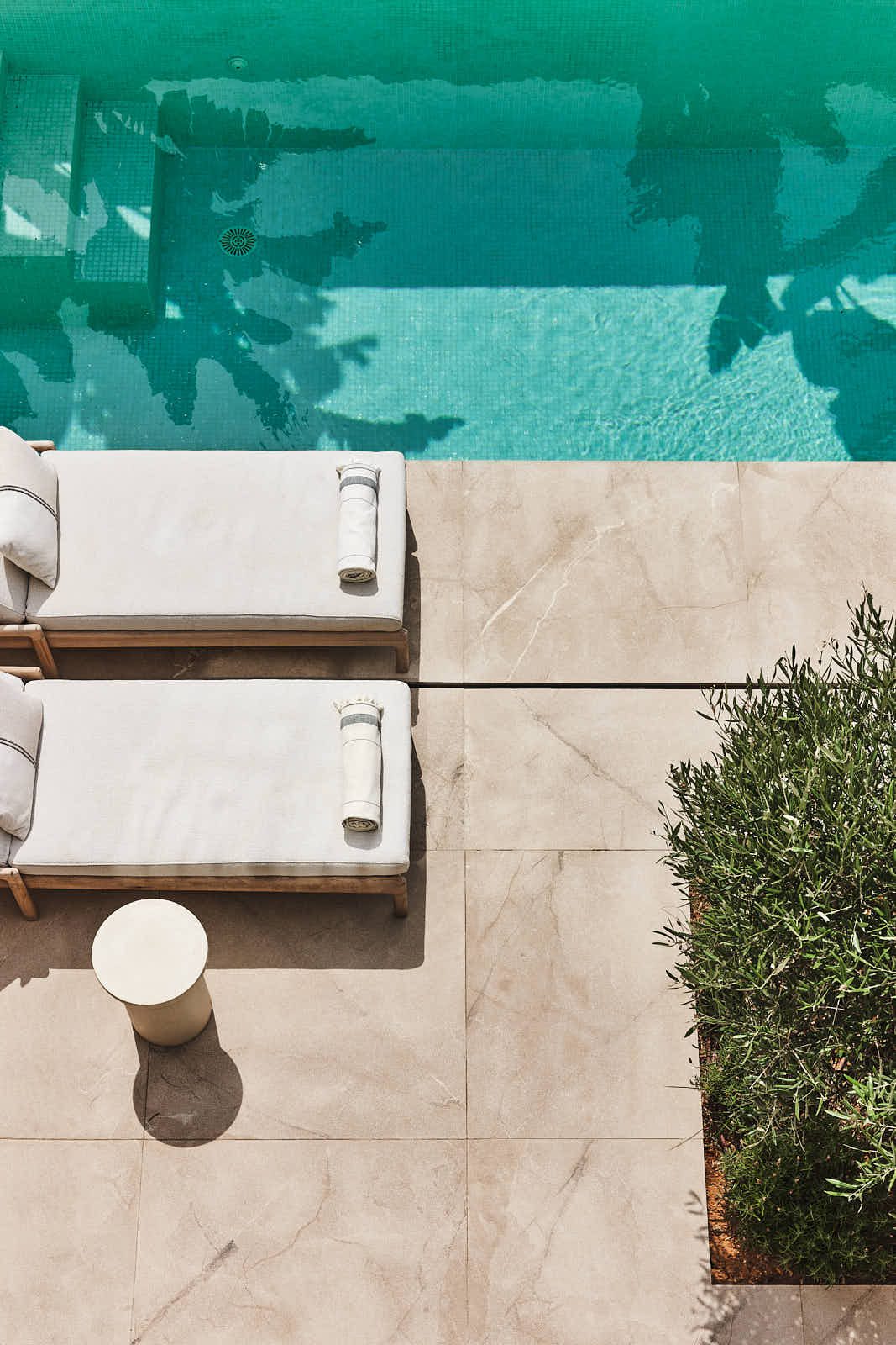 Sonnenliegen am Pool von oben