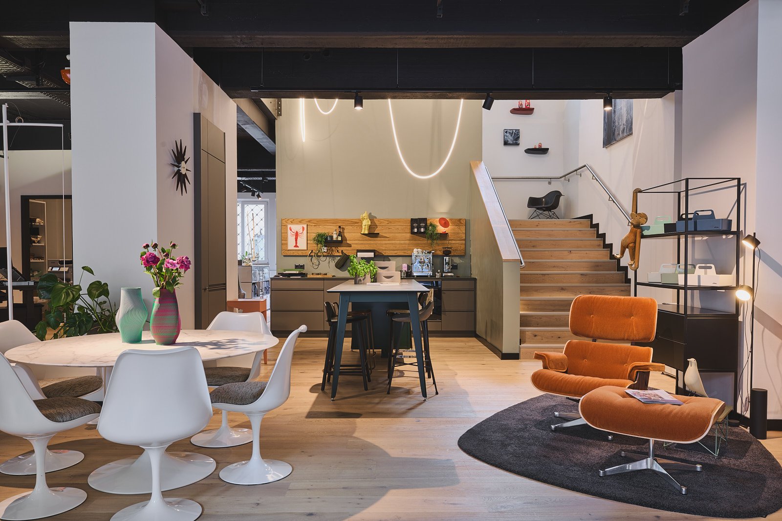 Showroom mit Küche und Treppe