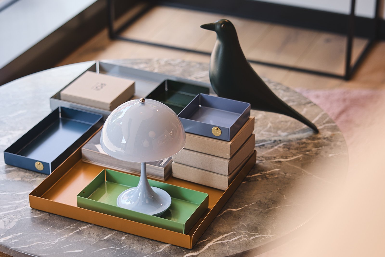 Tischleuchte und Tabletts mit Vogelfigur