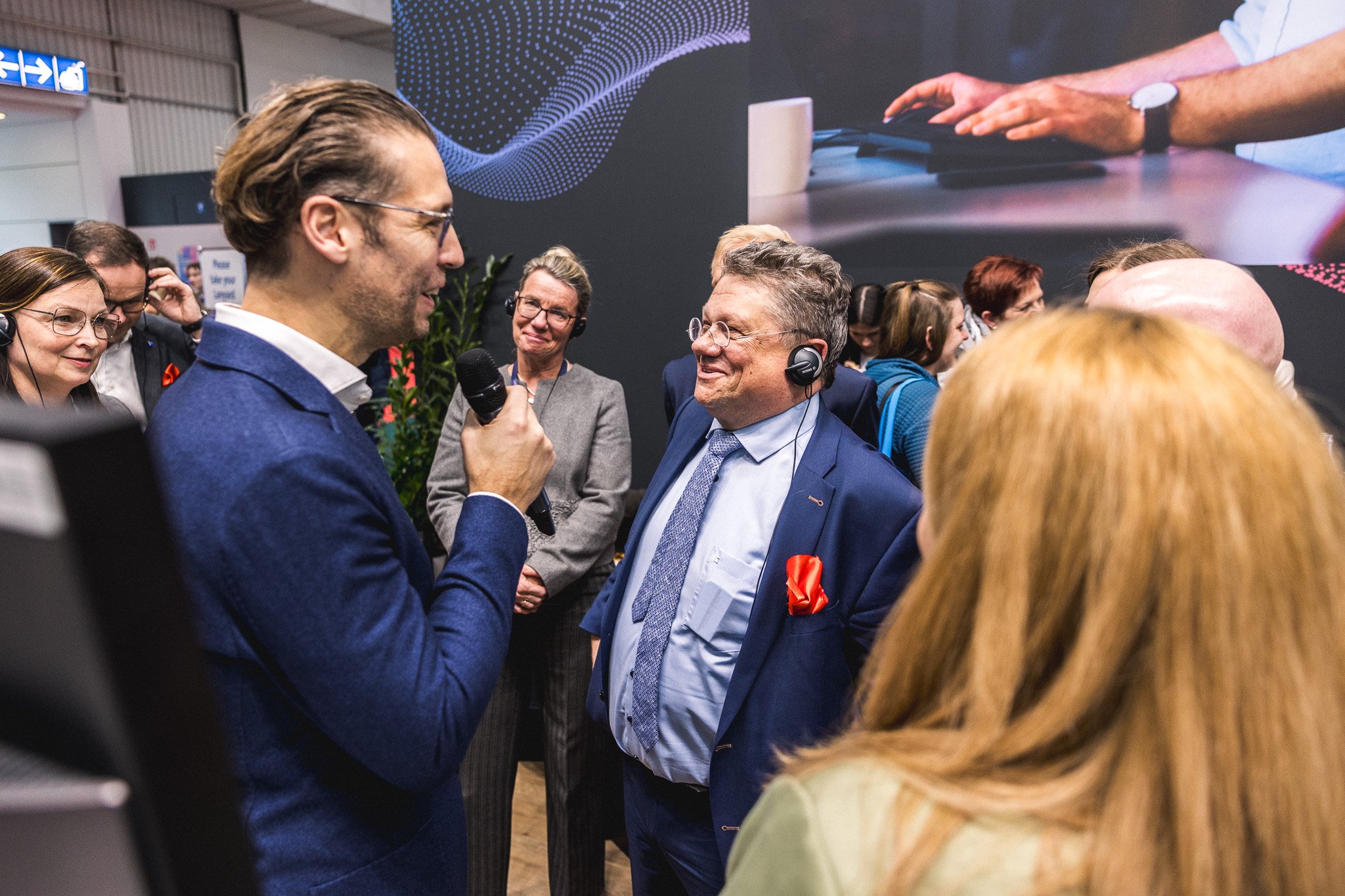 Gespräch mit Mikrofon in der Runde am Messestand von MEDIFOX DAN