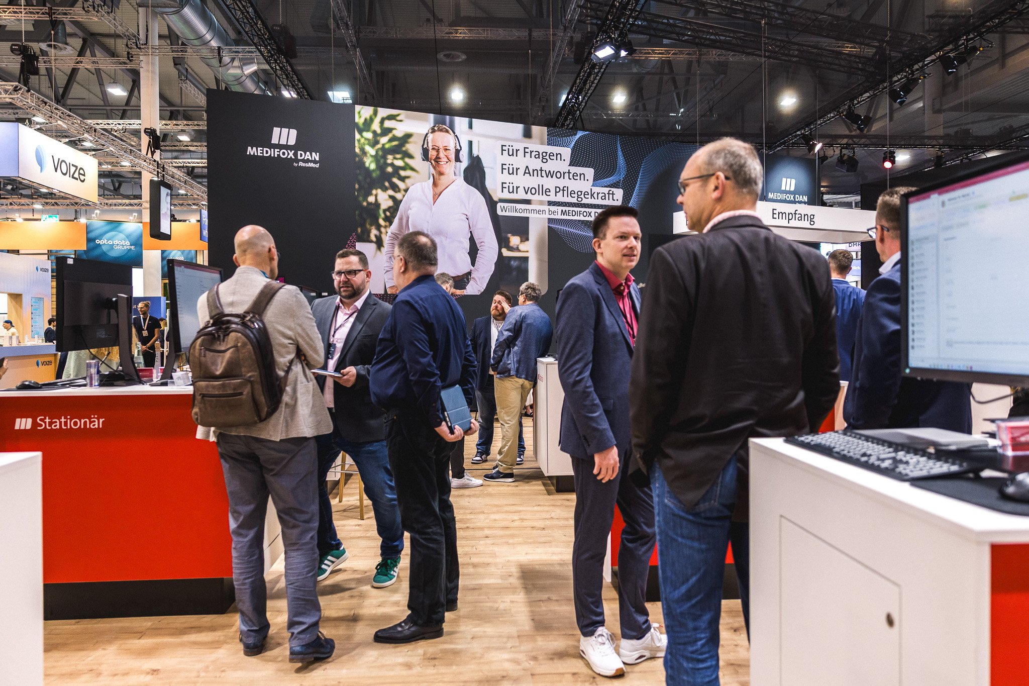 Besucher vor dem Messestand