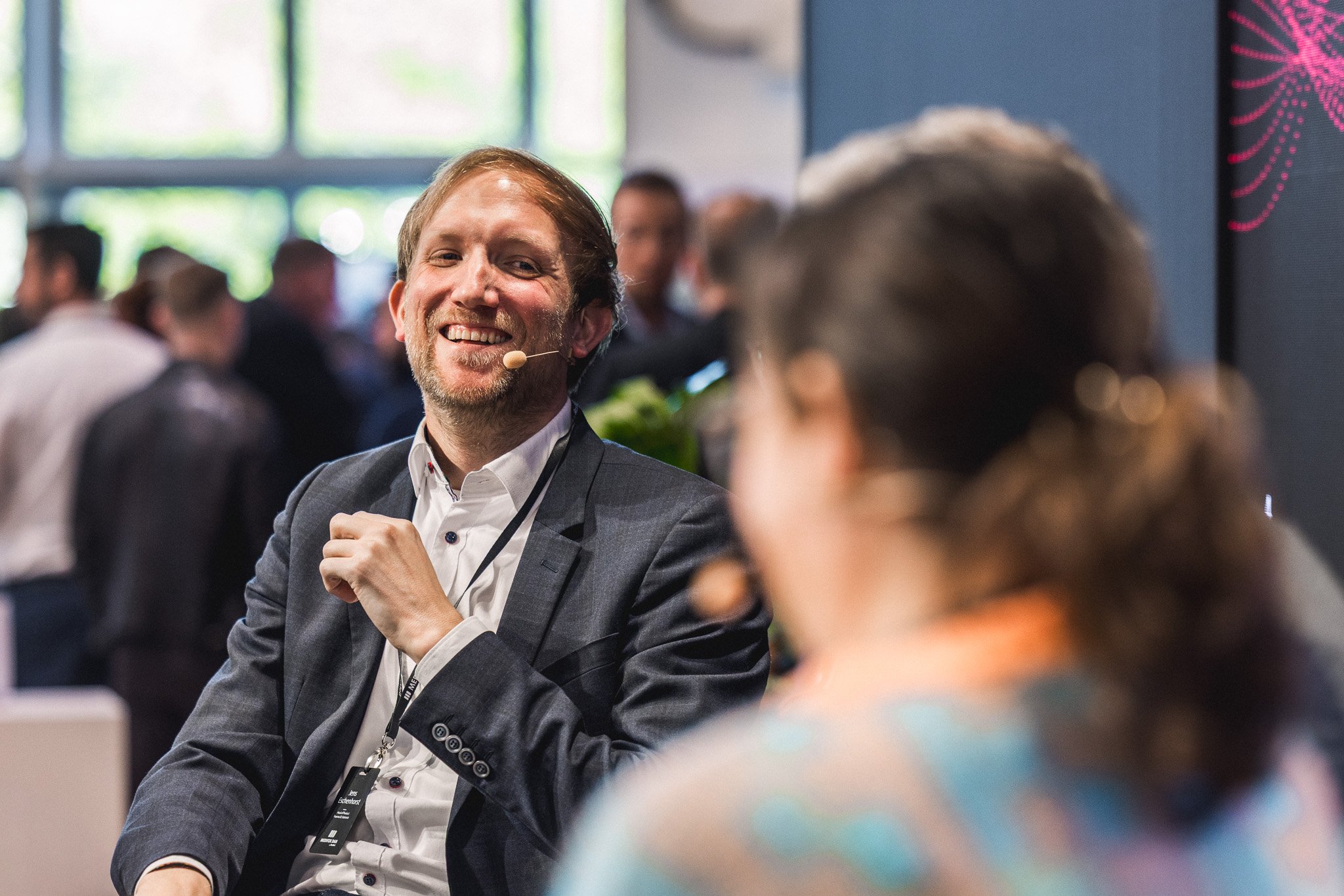 Lachender Besucher im Gespräch
