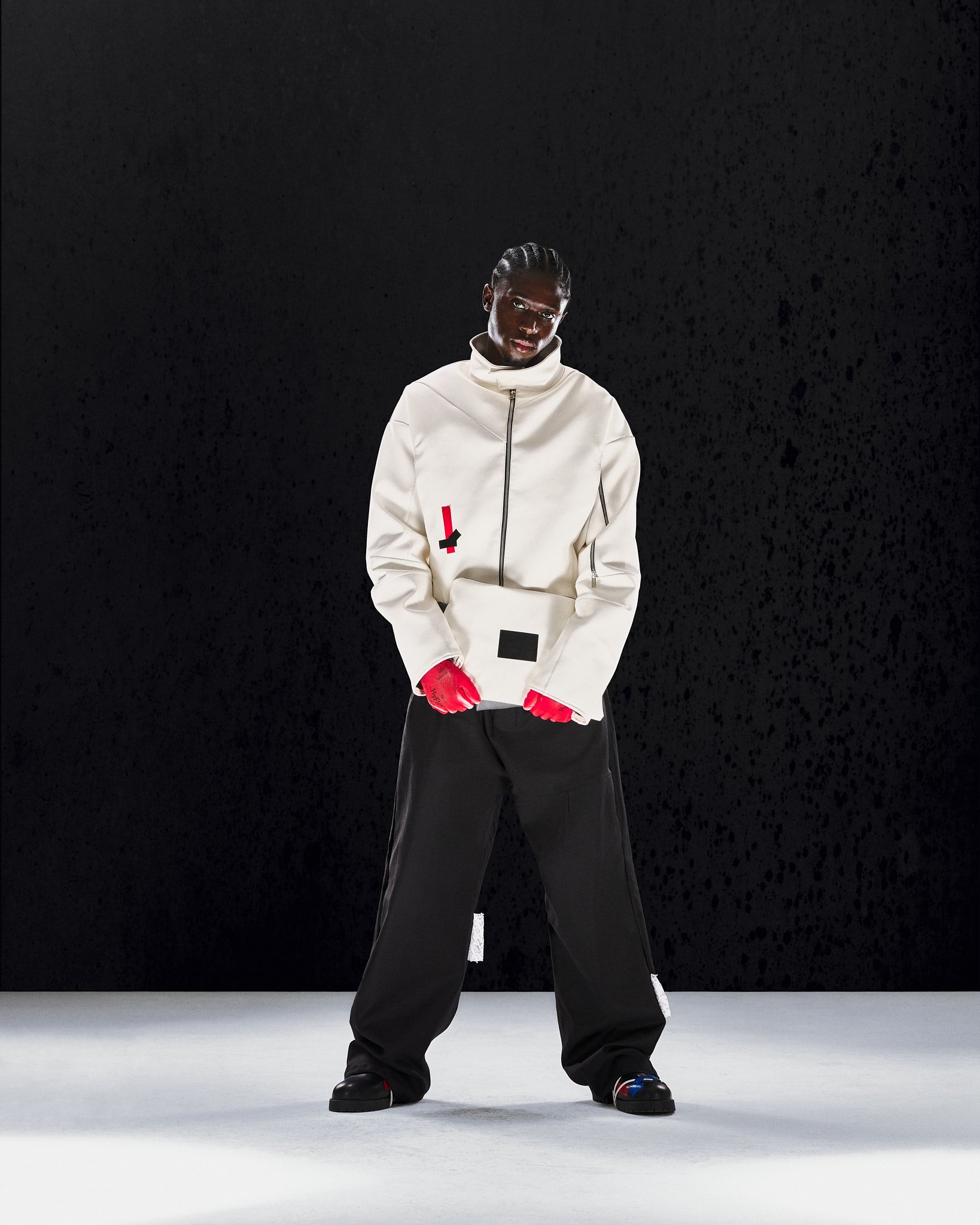 Weißer Pullover, rote Handschuhe, schwarze Hose