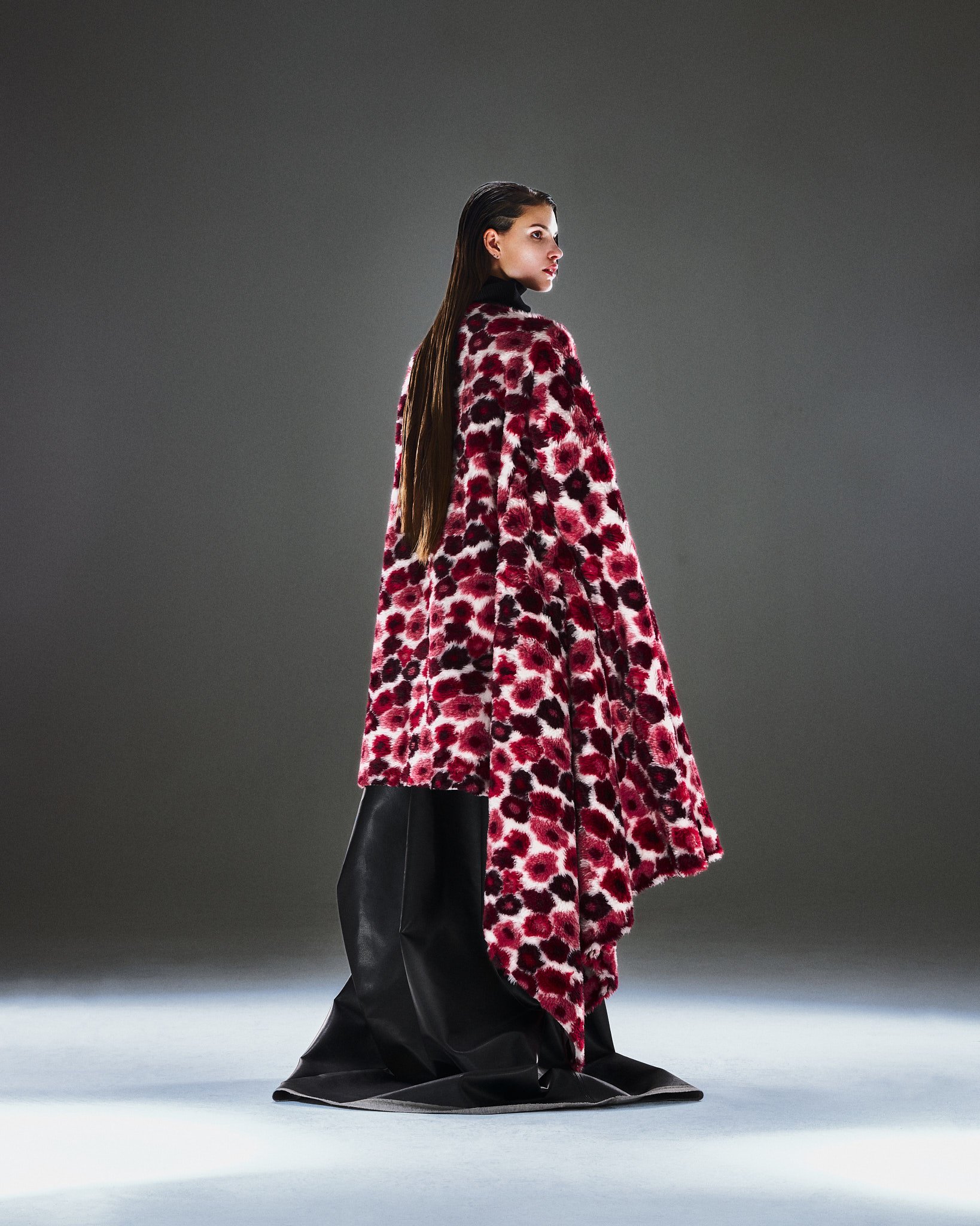 Roter Leoparden-Mantel, weite schwarze Hose